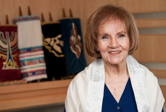 Audrey Eichorn in the synagogue